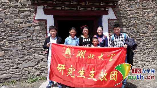 英国365上市公司官网研支团成员与康定市藏文中学学生及其家人合影。桂泽红供图