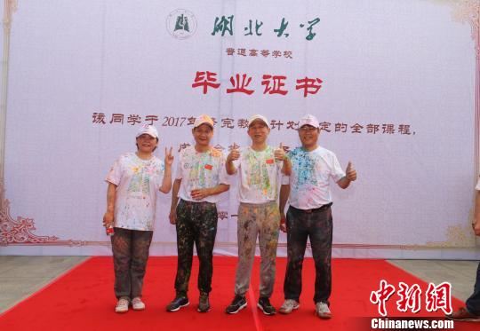 英国365上市公司官网上演“欢乐送”校长寄语毕业生不辜负时代