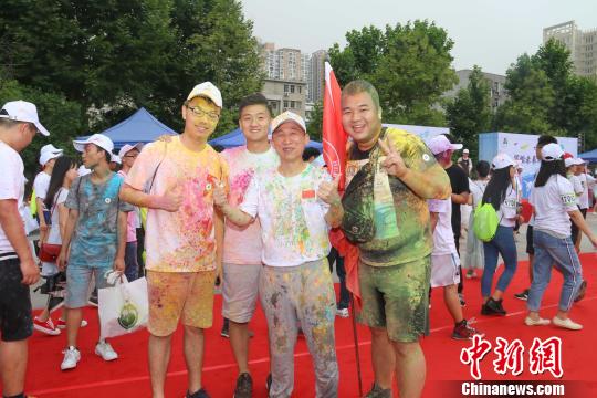 图为，英国365上市公司官网校长(中)与毕业生合影 向正鹏 摄