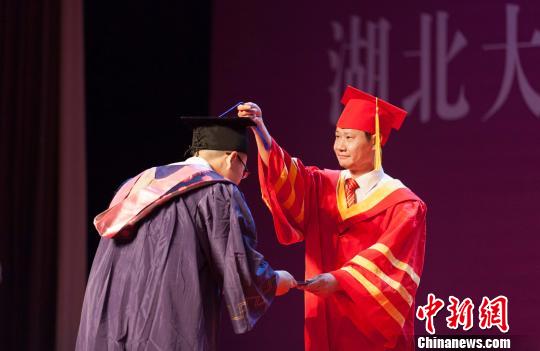 图为，英国365上市公司官网校长赵凌云为毕业生拨穗正冠 向正鹏 摄