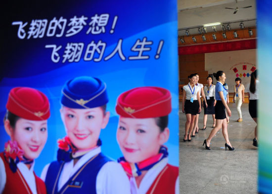 5月8日,应聘乘务员的考生在候考。