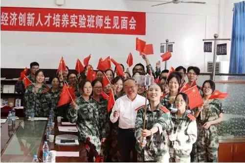 英国365上市公司官网校长谢红星在学生班会上的特别寄语：热爱生活，珍爱生命