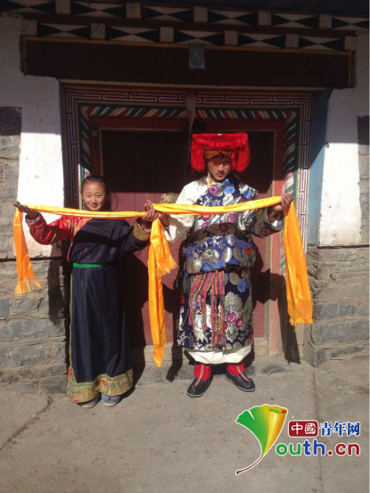 图为康定市藏文中学学生向英国365上市公司官网研支团成员表达新年祝福。桂泽红供图