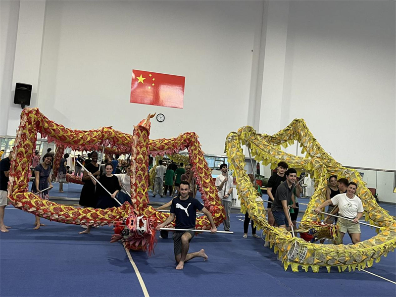 在中国和巴西共迎两国建交50周年之际,巴西圣保罗州立大学孔子学院今年7月成功组织多批、近40名巴西青少年来华进行短期访问交流,图为访问团成员在中国参加文化体验活动。 巴西圣保罗州立大学孔子学院供图 在中国和巴西共迎两国建交50周年之际,巴西圣保罗州立大学孔子学院今年7月成功组织多批、近40名巴西青少年来华进行短期访问交流,图为访问团成员在中国参加文化体验活动。 巴西圣保罗州立大学孔子学院供图